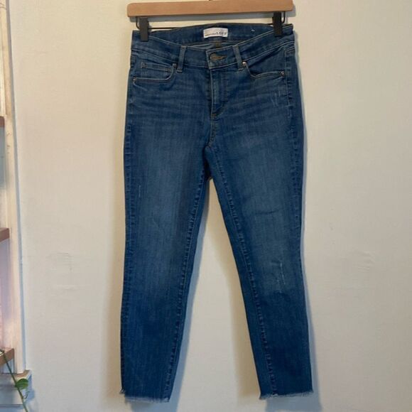 LOFT Medium Wash Modern Skinny Mid-Rise Raw Edge Hem Jeans Size 26/2 P - Picture 1 of 11